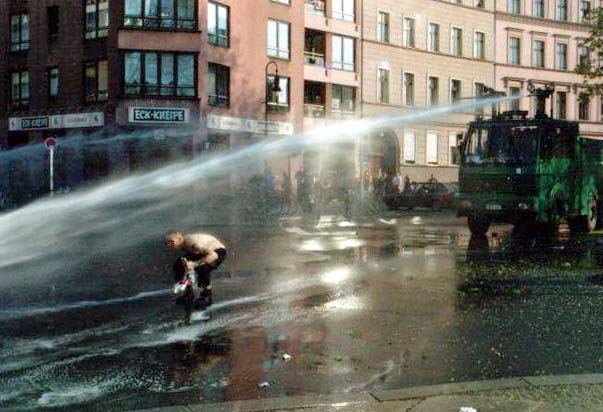 Met police refused water cannons, now caught hiding them (VIDEOS)