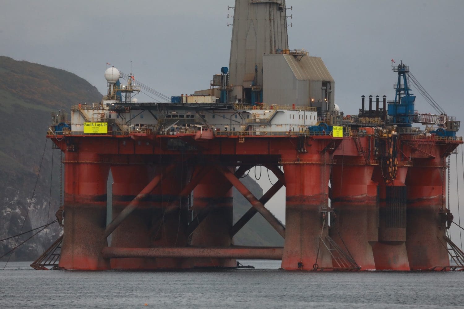 Greenpeace activists continue to occupy oil rig amid police activity