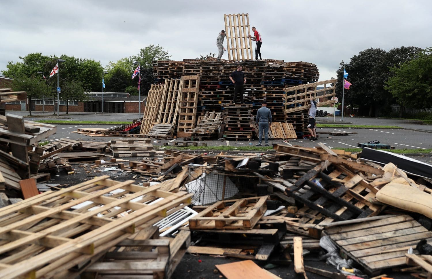 Loyalist paramilitaries used women and children in bonfires row – police chief
