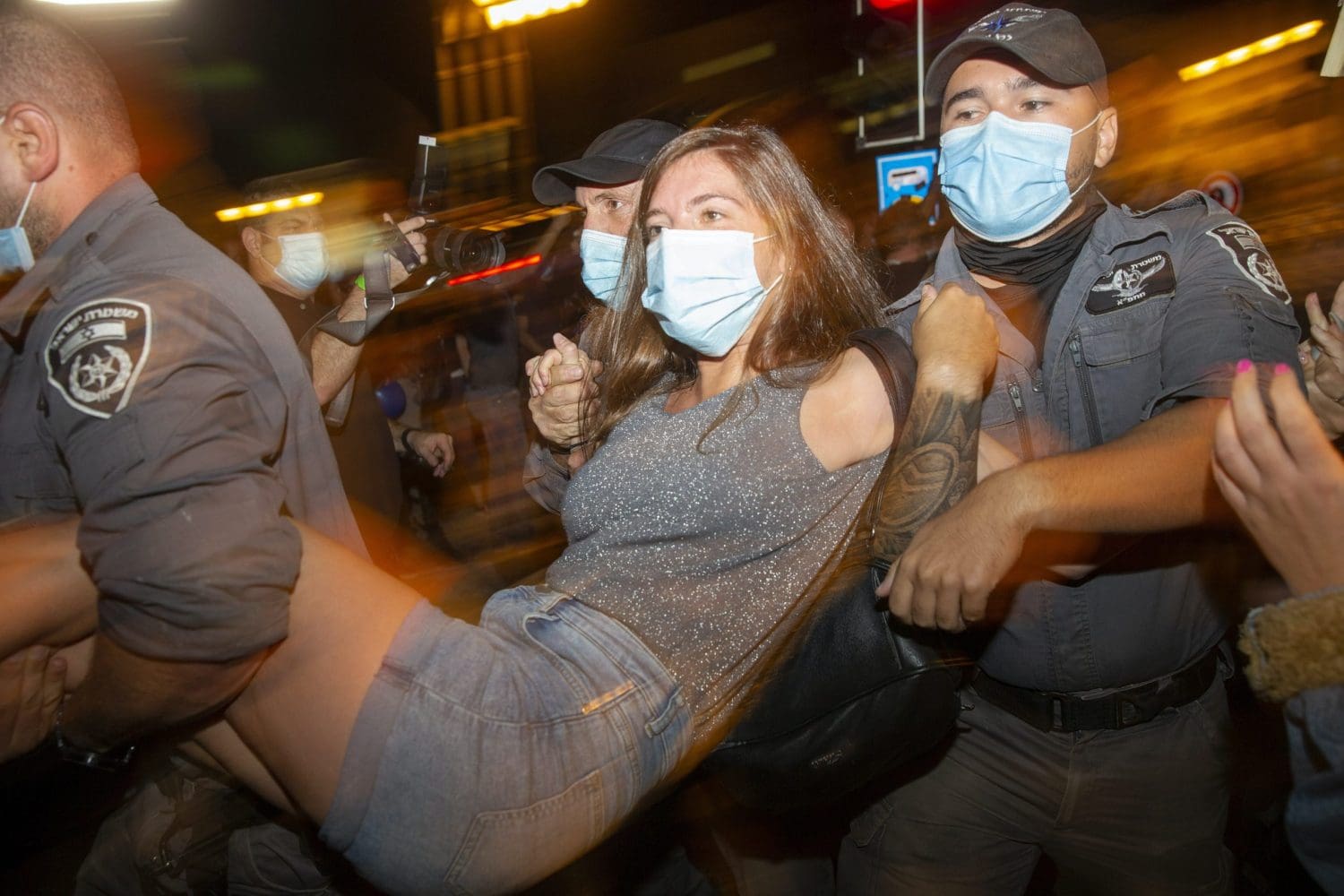 Police in Israel use water cannon on anti-Netanyahu protesters