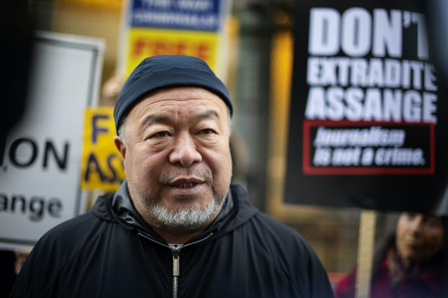 Artist Ai Weiwei stages silent protest against Julian Assange extradition
