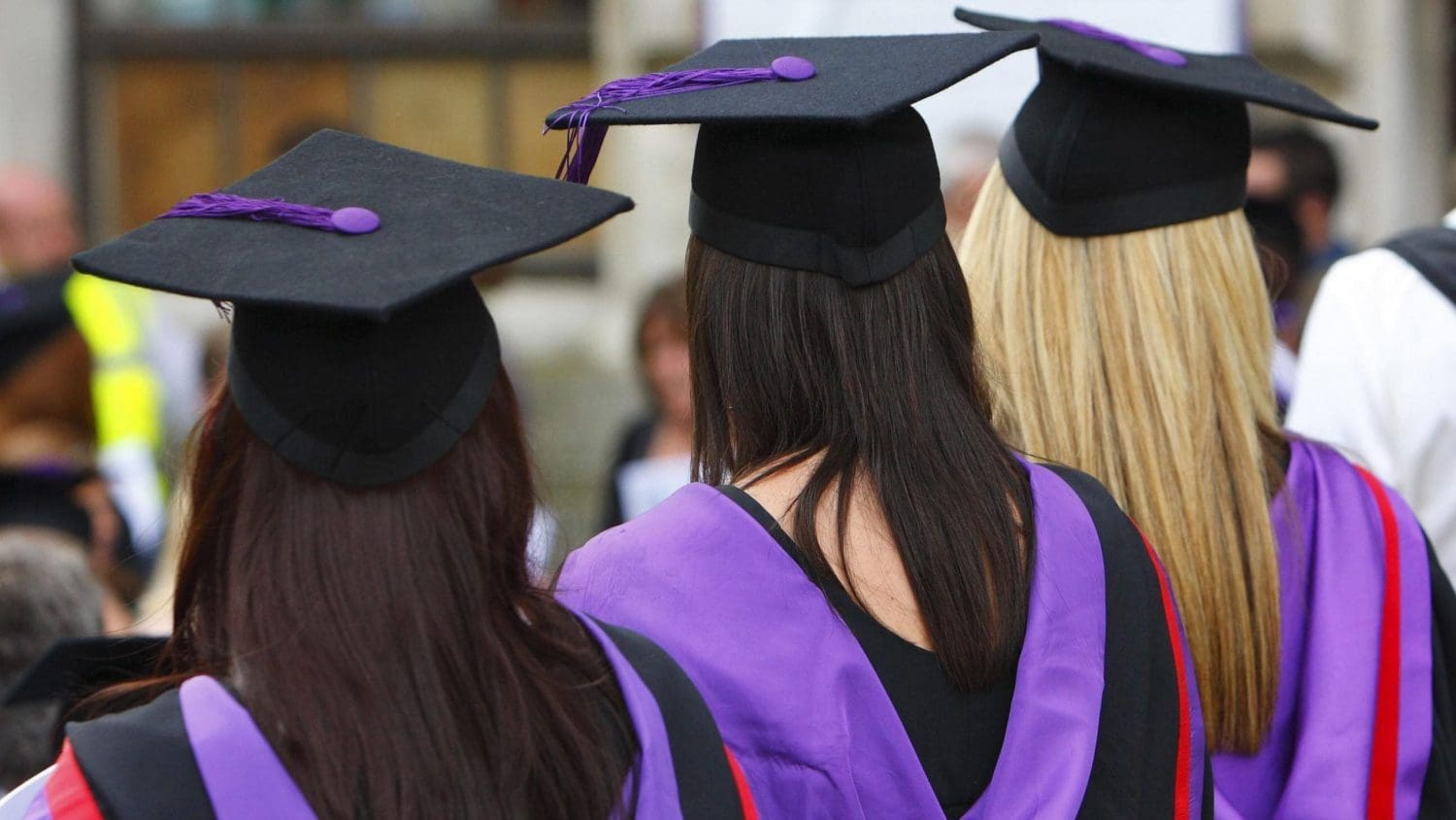 Gap between poor and affluent students going to university widest for 14 years