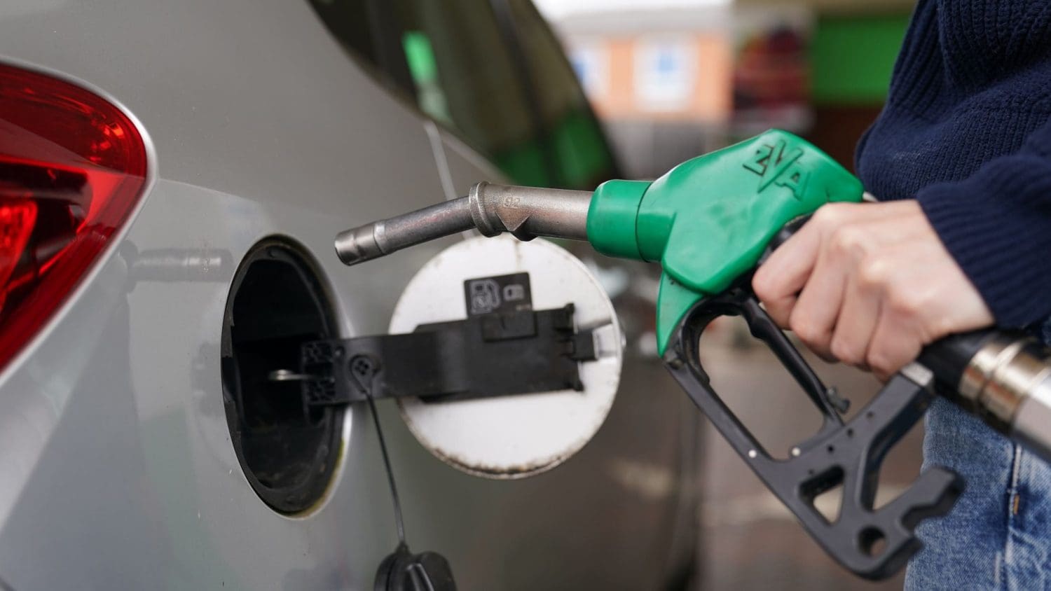 Petrol retailers didn’t pass on lower prices to customers, says RAC