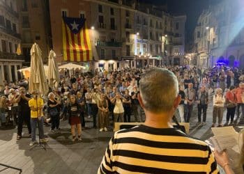Phil Griffiths giving a speech to a crowd.