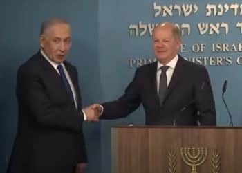 Netanyahu and German chancellor Scholz shake hands at a press conference.
